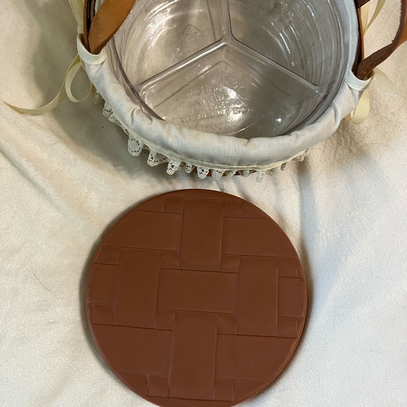 1991 Longaberger Button Basket with Ivory and plastic protector, bread warmer - Picture 5 of 8